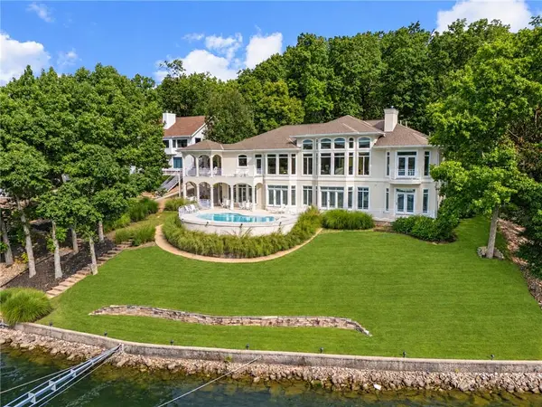 302 Crown Point DR, Four Seasons, MO 65049
