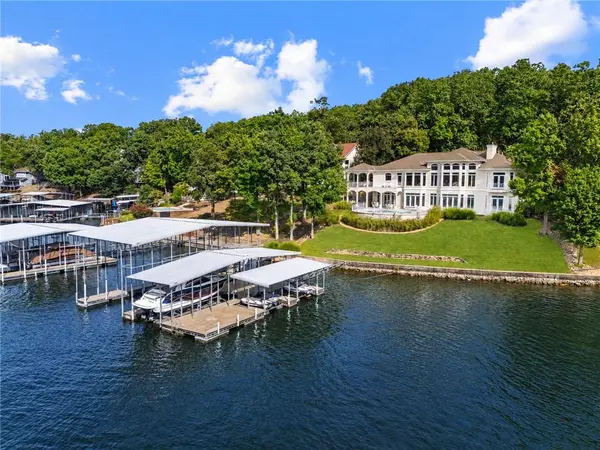 302 Crown Point DR, Four Seasons, MO 65049