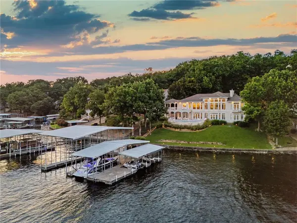 302 Crown Point DR, Four Seasons, MO 65049
