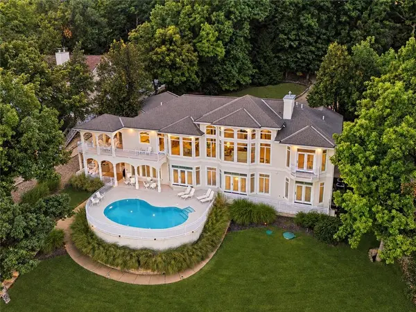 302 Crown Point DR, Four Seasons, MO 65049
