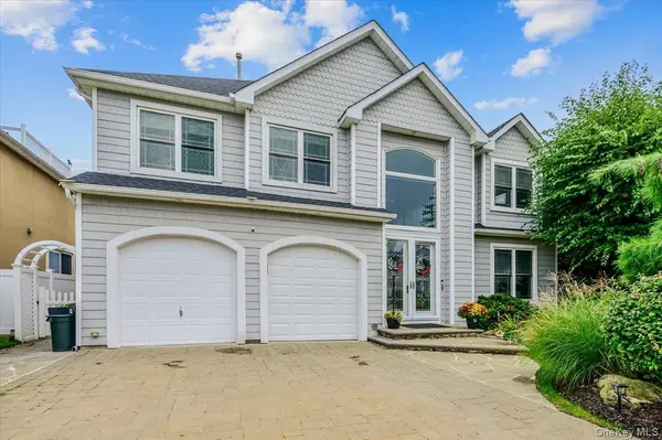 27 Crescent Cove DR, Seaford, NY 11783