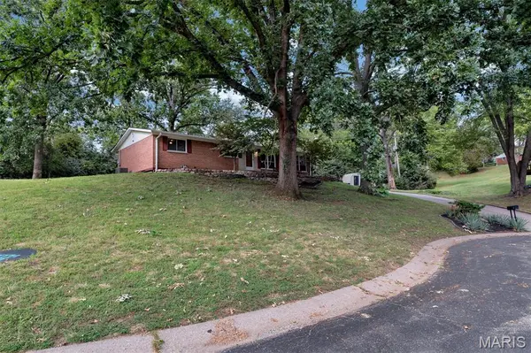 9 Green Garden DR, St Ann, MO 63074