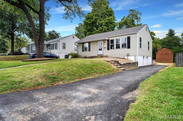 9809 Lullaby LN, St Louis, MO 63114