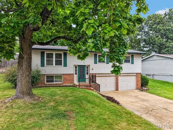 1129 Yorktown DR, St Charles, MO 63303