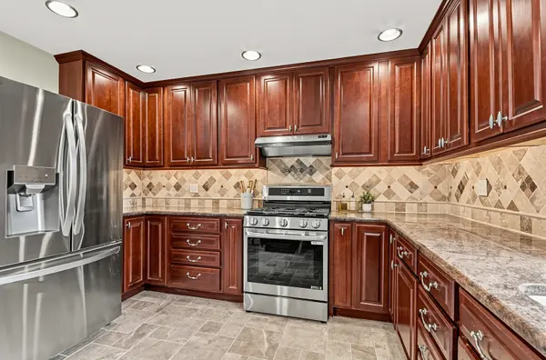 28 Ashlawn AVE, Oswego, IL 60543