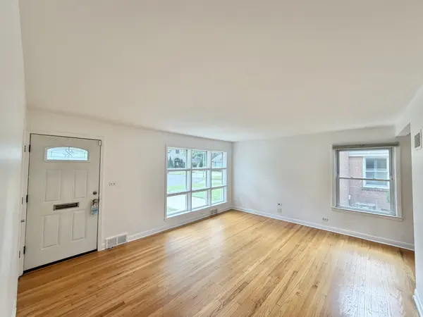 5816 W Greenleaf AVE, Chicago, IL 60646