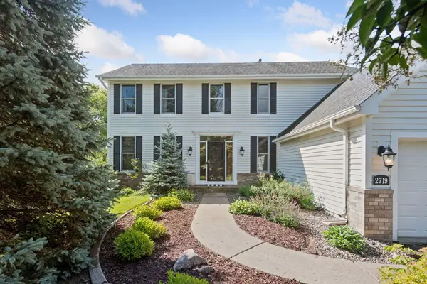 2719 Longacres DR, Chanhassen, MN 55317
