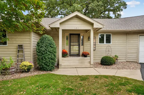 101 Anglewood DR, Kenyon, MN 55946