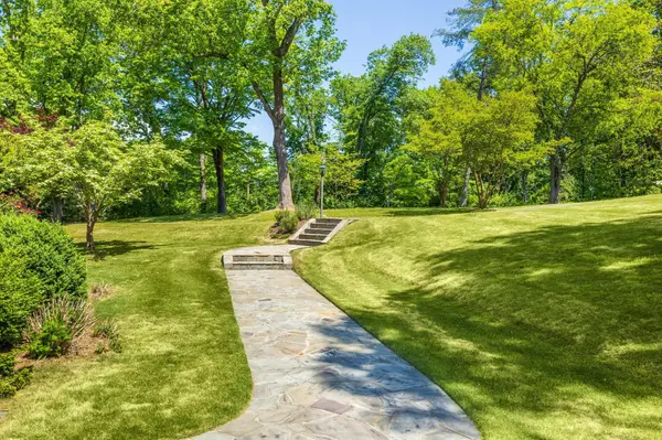 10 Minnekahda Place, Chattanooga, TN 37405