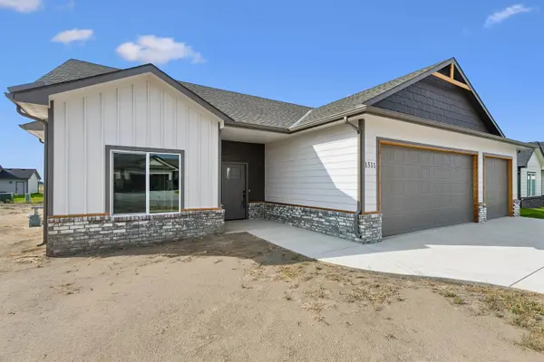 1511 E Midway Ct, Valley Center, KS 67147