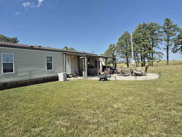 402 Eureka Lake, Eureka, KS 67045
