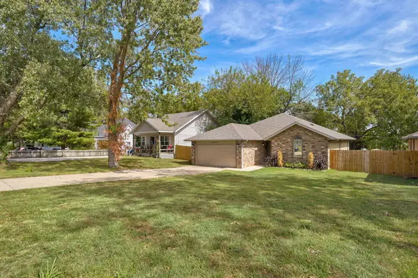 2424 N Campbell AVE, Springfield, MO 65803