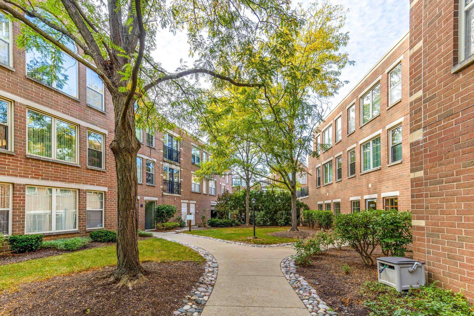 1625 Glenview RD #306, Glenview, IL 60025
