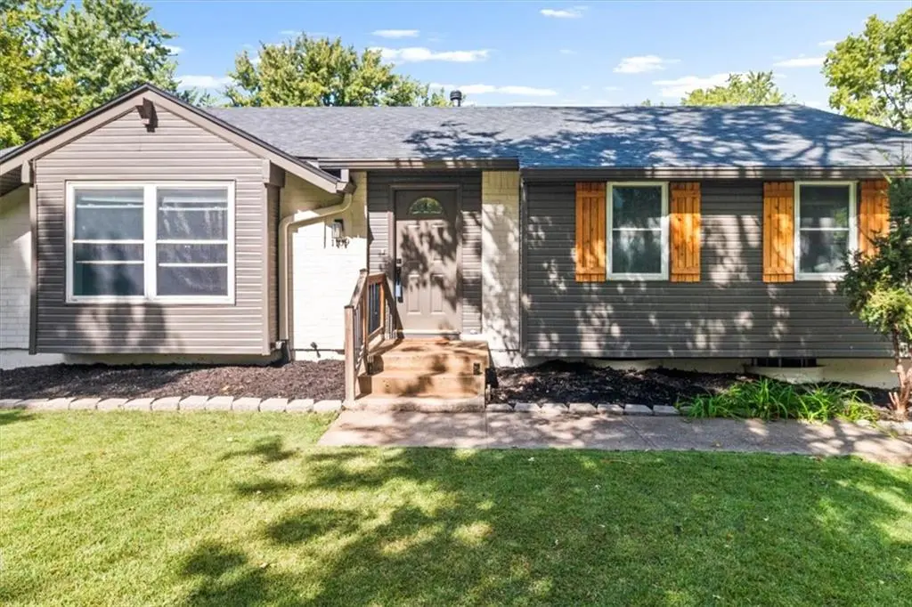 1109 Kingsridge CT, Blue Springs, MO 64015