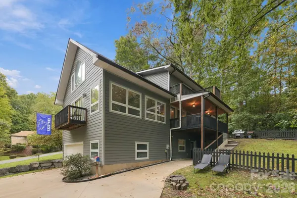 176 Sweetwater Hills DR, Hendersonville, NC 28791