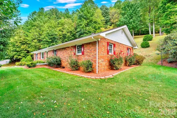 6762 US Highway 421 HWY N, Vilas, NC 28692