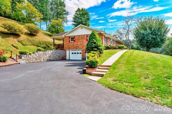 6762 US Highway 421 HWY N, Vilas, NC 28692