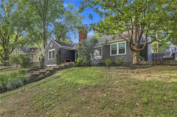 210 E Winthrope RD, Kansas City, MO 64113