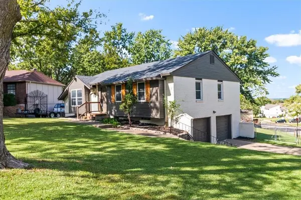 1109 Kingsridge CT, Blue Springs, MO 64015