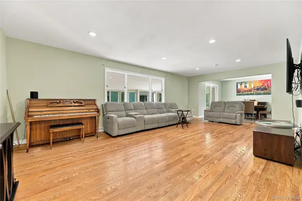 39 Clintonwood DR, New Windsor, NY 12553