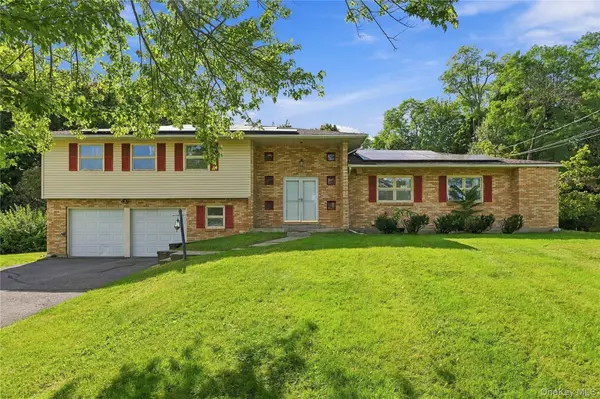 39 Clintonwood DR, New Windsor, NY 12553