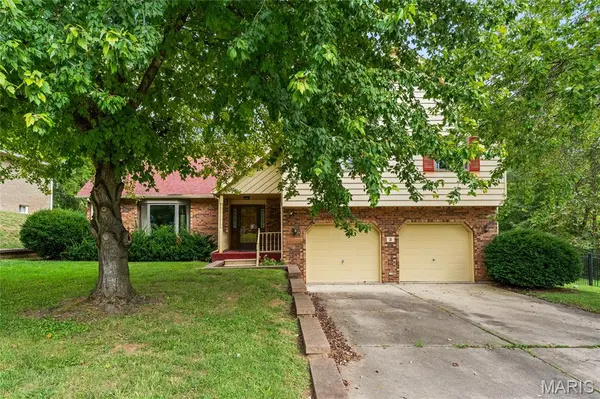 2 Estates View DR, Fairview Heights, IL 62208