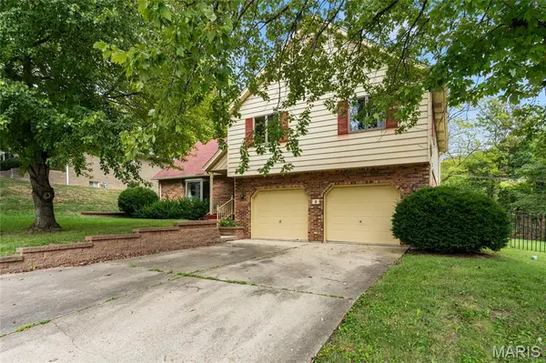 2 Estates View DR, Fairview Heights, IL 62208