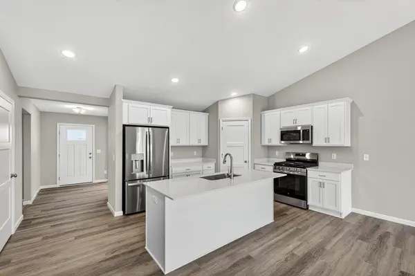 915 Yellowcrest ST SW, Delano, MN 55328
