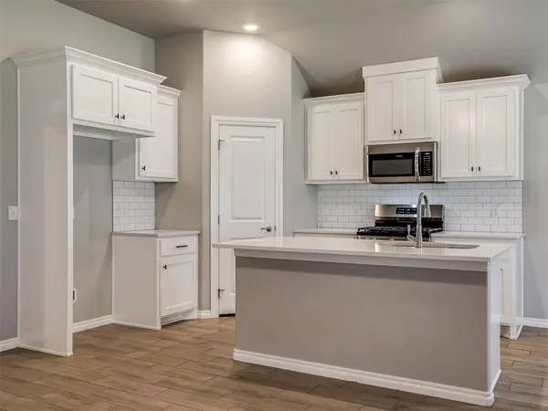 5513 Malpaso Creek DR, Mustang, OK 73064