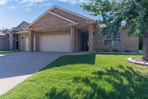 9712 Allie Hope LN, Yukon, OK 73099