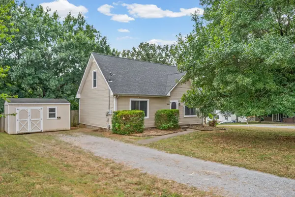 1901 Roan Dr, Clarksville, TN 37042