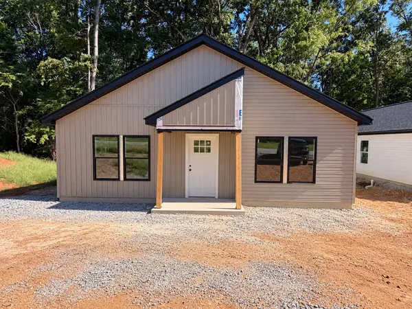 4 Poplar ST, Woodruff, SC 29388