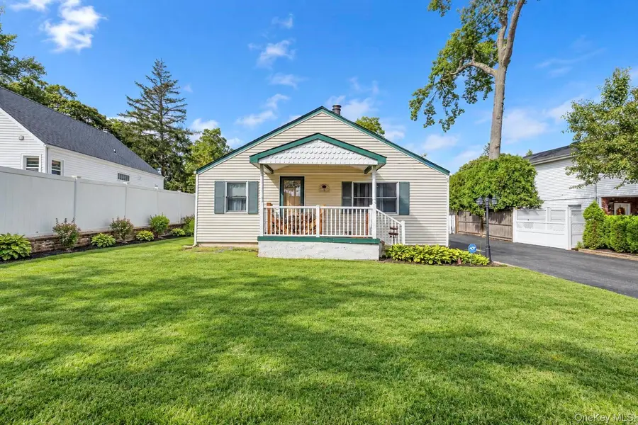 11 Oak ST, Nesconset, NY 11767