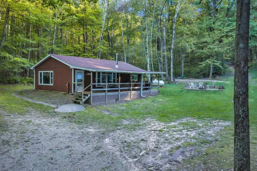 E559 INDIAN VALLEY RD, Waupaca, WI 54981