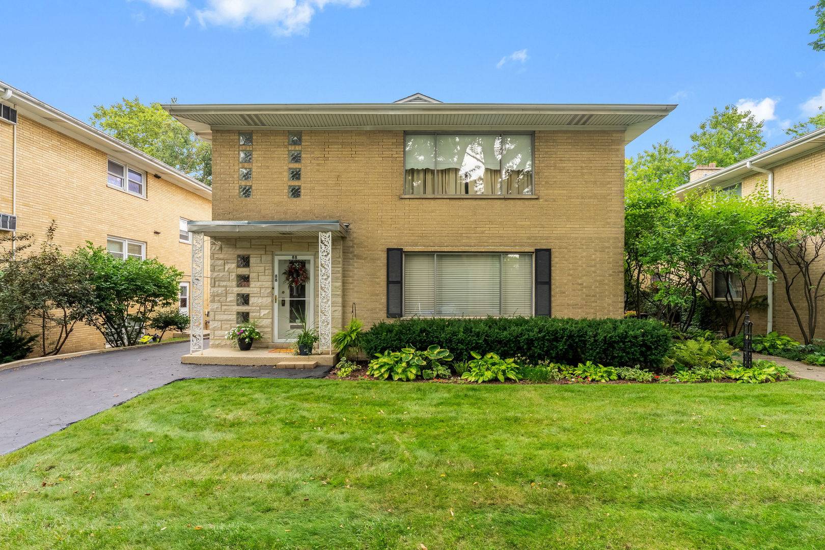 88 Pine AVE #2B, Riverside, IL 60546