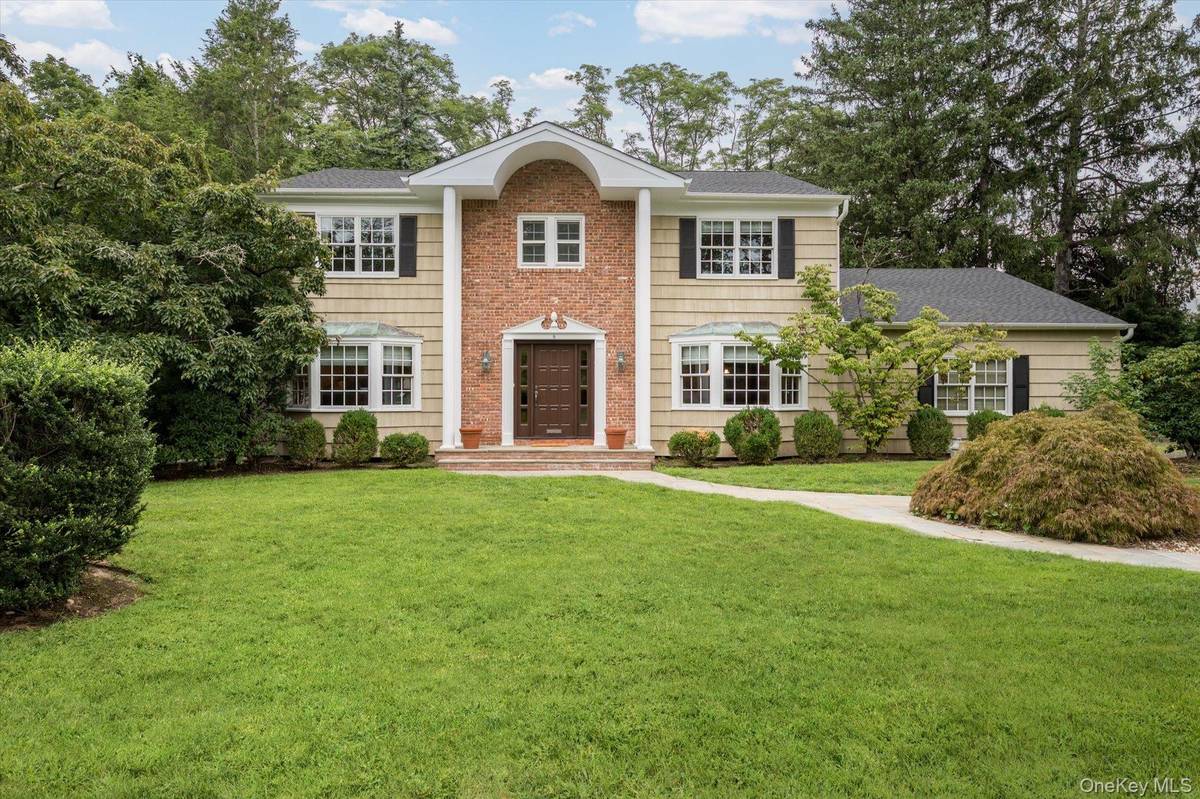 8 Flamingo RD, East Hills, NY 11576