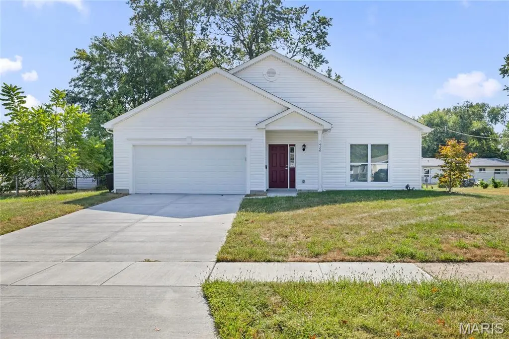 1420 Swallow LN, Florissant, MO 63031