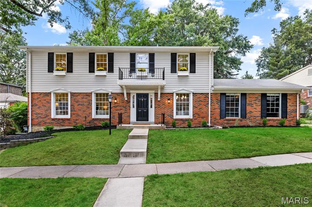 1294 Pinrun DR, Ballwin, MO 63011