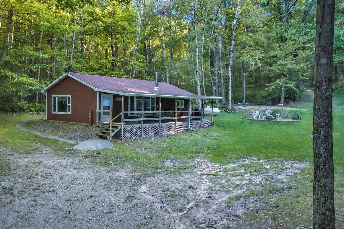 E559 INDIAN VALLEY RD, Waupaca, WI 54981