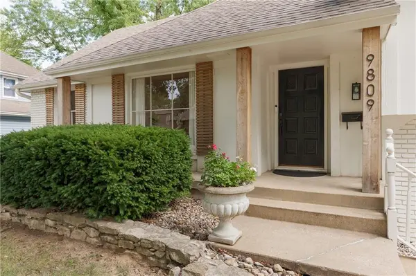 9809 Winslow PL, Kansas City, MO 64131
