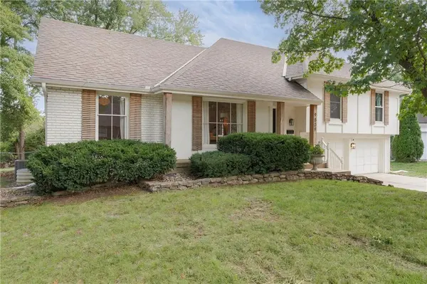 9809 Winslow PL, Kansas City, MO 64131