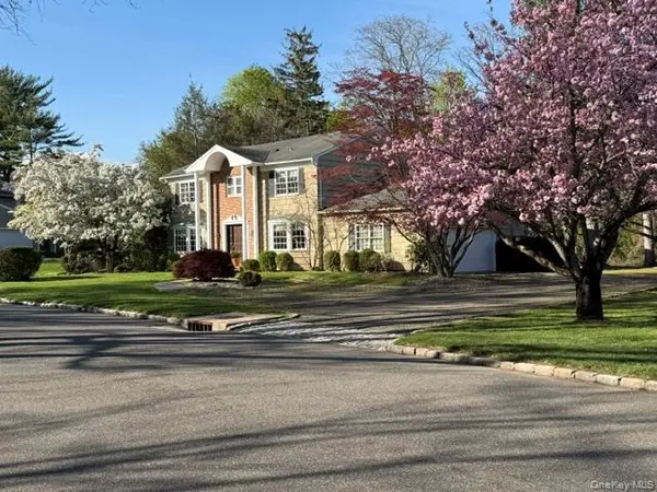 8 Flamingo RD, East Hills, NY 11576