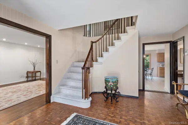 8 Flamingo RD, East Hills, NY 11576
