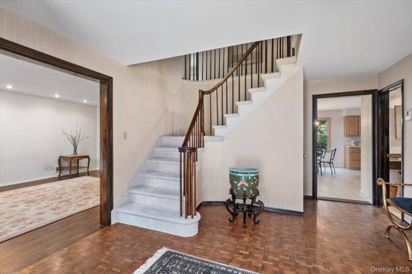 8 Flamingo RD, East Hills, NY 11576
