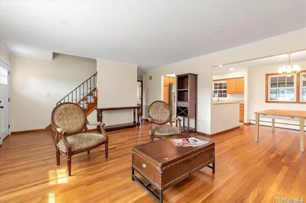 1002 Eglon CT, North Merrick, NY 11566
