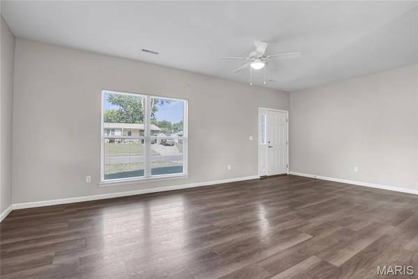 1420 Swallow LN, Florissant, MO 63031