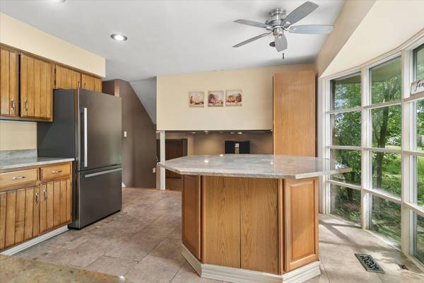 211 W Pickwick RD, Arlington Heights, IL 60005
