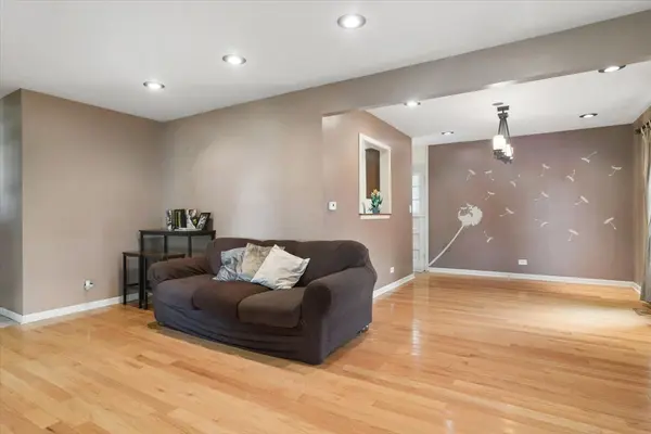 211 W Pickwick RD, Arlington Heights, IL 60005