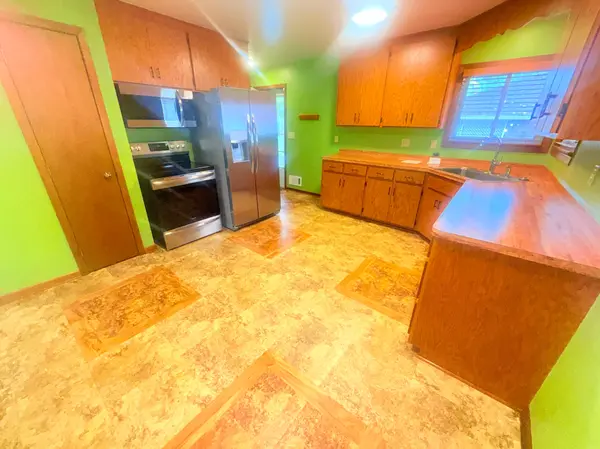 2055 English ST, Maplewood, MN 55109