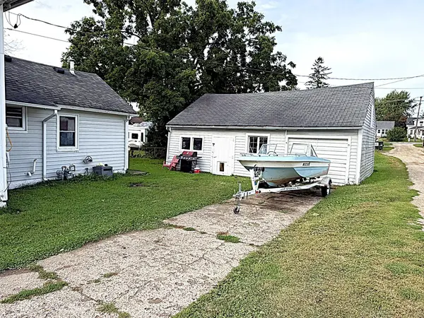 130 6th ST SW, Plainview, MN 55964